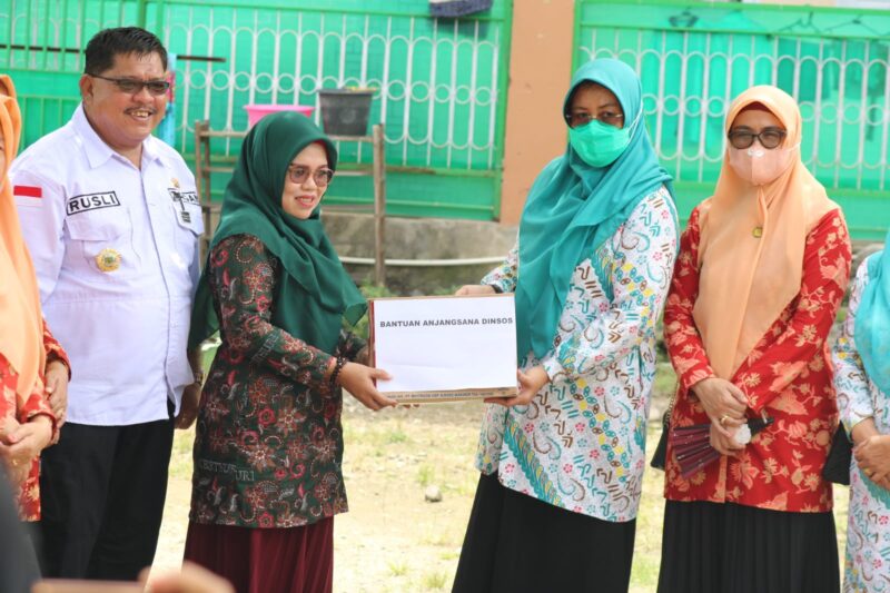 Ketua Tim penggerak PKK kabupaten Pinrang menyerahkan bantuan kepada pembina panti asuhan, di saksikan Kadis Sosial Pinrang
