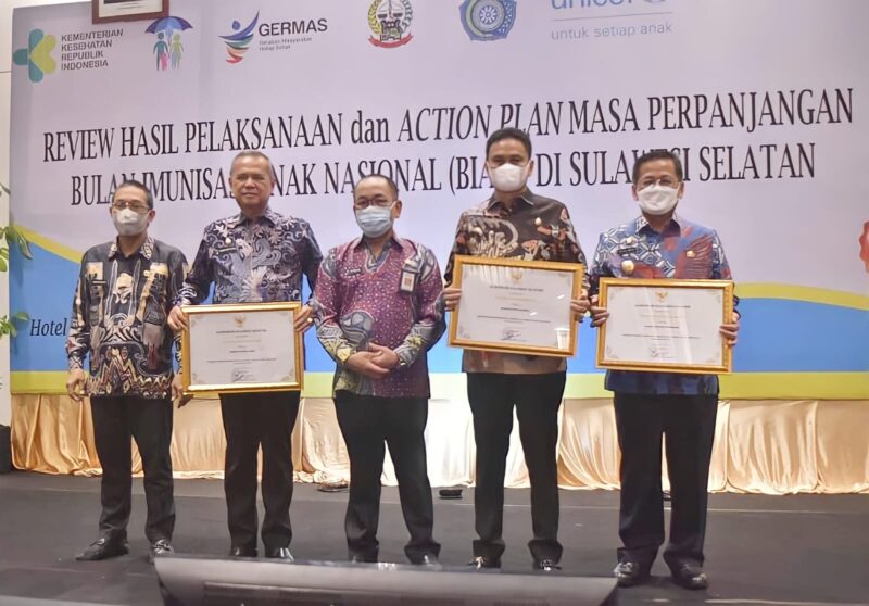 Wakil Bupati Pinrang H. Alimin bersama perwakilan kabupaten Barru dan Luwu menerima penghargaan dari Gubernur Sulsel