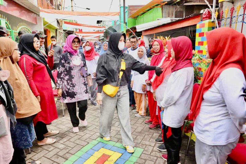 Wakil Wali Kota Makassar, Fatmawati Rusdi, Meninjau Lorong Wisata (Longwis) Sipakalebbi, di Jalan Satando, Kelurahan Malimongan Tua, Kecamatan Wajo, Sabtu 13 Agustus 2022.