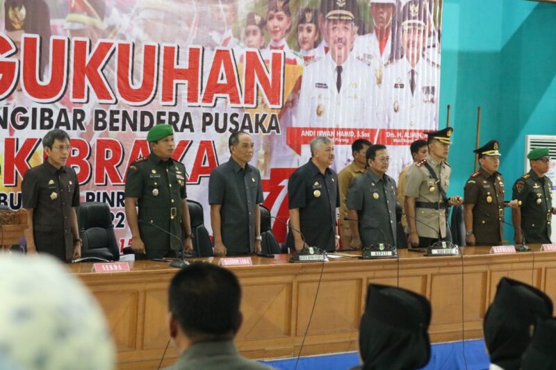 Bupati Pinrang didampingi Wabup Pinrang dan unsur Forkopimda mengukuhkan Paskibraka Pinrang