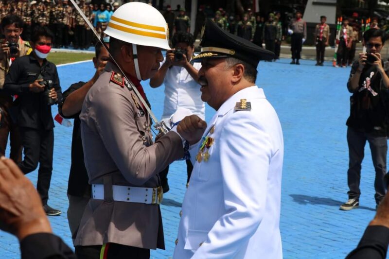 Bupati Pinrang usai upacara langsung mendatangi inspektur upacara AKP. Nawir yang juga Kasat Lantas Polres Pinrang