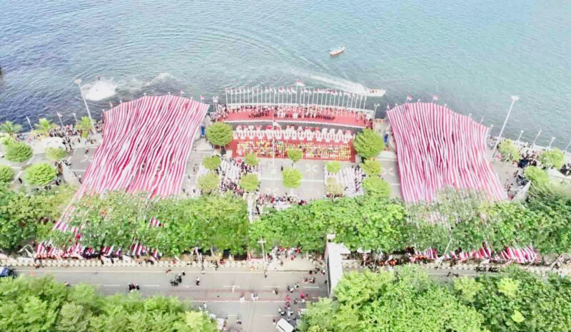 Peringati HUT Kemerdekaan RI yang ke-77, Wali Kota Makassar, Ir. Moh. Ramdhan Pomanto, Bentangkan Bendera Merah Putih Sepanjang 5.005 Meter, di Anjungan Pantai Losari, Rabu 17 Agustus 2022.