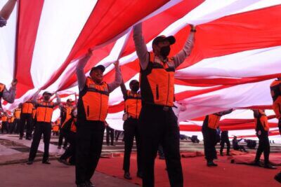 Dinas Perhubungan (Dishub) Kota Makassar Melibatkan 250 Personil Bentangan Bendera Merah Putih, Dalam Rangka HUT Kemerdekaan RI yang ke-77, di Anjungan Pantai Losari, Rabu 17 Agustus 2022.
