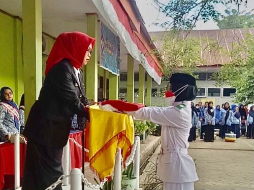 Kepala Sekolah UPT SPF SMPN 9 Makassar, Hj. Nirmaladewi, S.Pd, M.Pd, Menjadi Pembina Upacara HUT Kemerdekaan RI yang ke-77, Rabu 17 Agustus 2022.