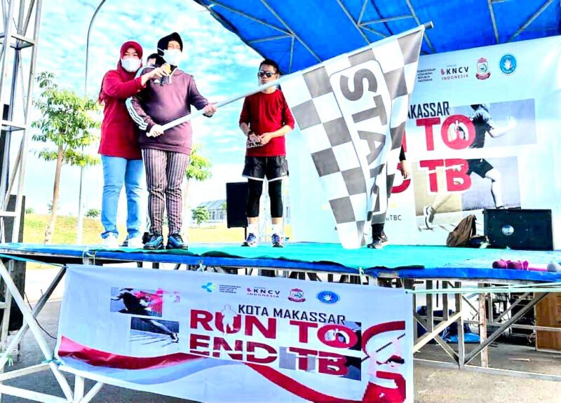 Ketua Forum Multi Sektor Eliminasi TB, Indira Jusuf Ismail, Melepas Peserta Run to End TB, di Centre Point of Indoensia (CPI) Kota Makassar, Sabtu 20 Agustus 2022.