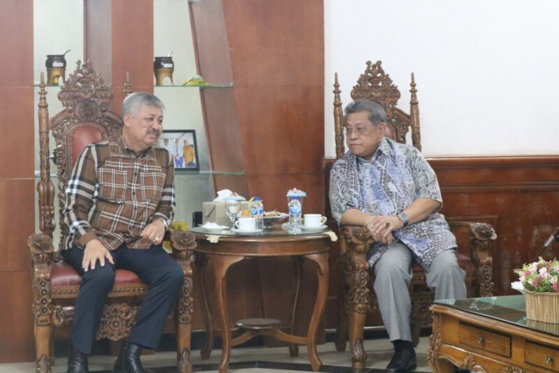 Penasehat yang amat berhormat Ketua Menteri Sabah Tan Sri Datuk Sri Panglima Pandikar Amin Haji Mulia berbincang hangat dengan Bupati Pinrang Irwan Hamid