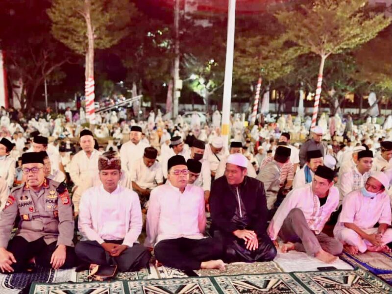 Wali Kota Makassar, Ir. Moh. Ramdhan Pomanto, Melaksanakan Shalat Subuh Berjamaah, Sekaligus Menghadiri Sosialisasi Kementerian Komunikasi dan Informasi, Terkait Migrasi Siaran Televisi dari Analog ke Digital, Bersama Ribuan Ketua RT dan RW, di Anjungan City of Makassar, Selasa 23 Agustus 2022.
