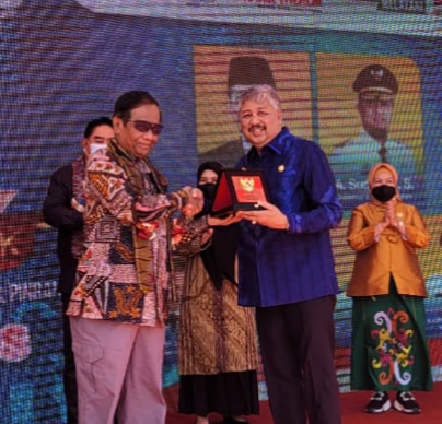Mengkopolhukam Mahmud,MD menyerahkan piagam kepada Bupati Pinrang