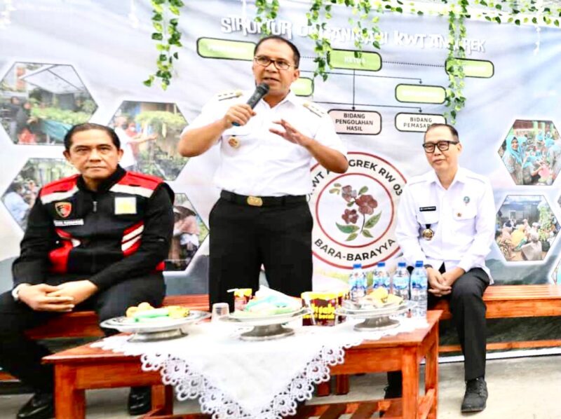 Wali Kota Makassar, Ir. Moh. Ramdhan Pomanto, Didampingi Kepala Badan Narkotika Nasional (BNN) Sulsel, Brigjen Pol. Drs. Ghiri Prawijaya, Mengunjungi Lorong Wisata, di Jalan Abubakar Lambogo, Kota Makassar, Rabu 24 Agustus 2022.