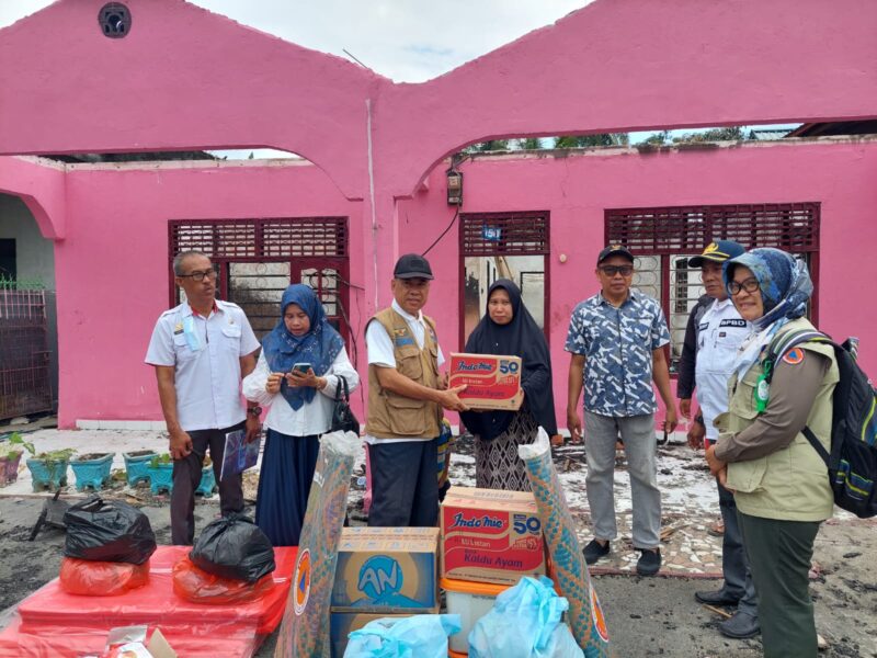 Penyerahan bantuan kepada korban kebakaran di desa Buttusawe kecamatan Batulappa