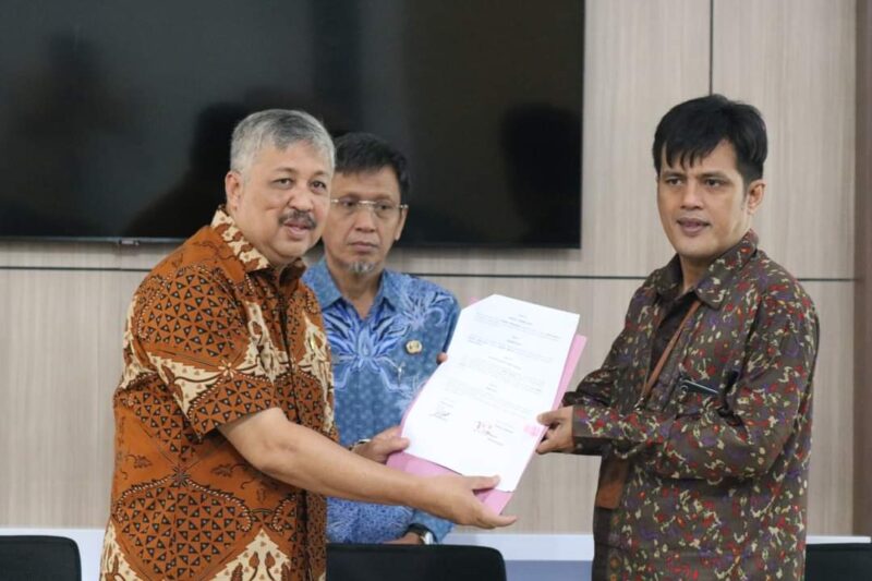 Bupati Pinrang serahkan akte tanah hibah kepada ketua KPU Pinrang, disaksikan Sekda A. Budaya