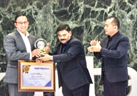 Gubernur DKI, Anies Baswedan (kiri) menerima penghargaan PWI Jaya Awards yang diserahkan oleh Ketua PWI Jaya Awards Cak Herry SL (tengah) beserta Ketua PWI Jaya Sayid Iskandarsyah (kanan) di Balai Kota DKI Jakarta, Kamis, 15 September 2022