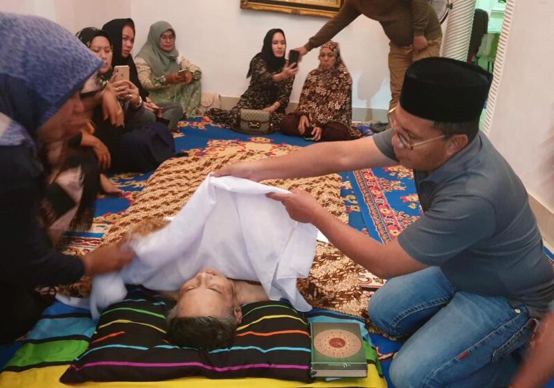 Walikota Makassar Moh Ramdhan Pomanto melayat ke rumah duka wartawan senior almarhum Usdar Nawawi dan memanjatkan doa kepada Allah SWT agar diberi tempat yang layak disisiNya. (foto manaf)