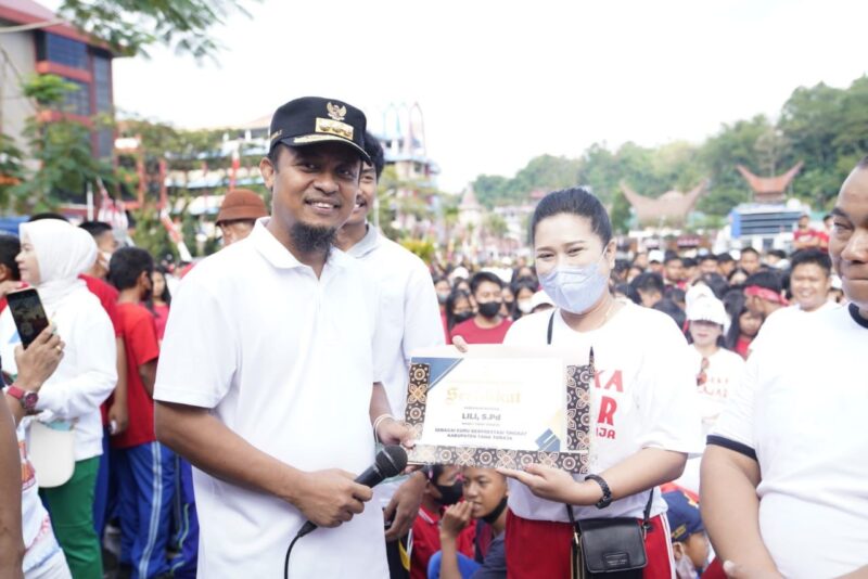 Gubernur Sulawesi Selatan, Andi Sudirman Sulaiman, Menyerahkan Bantuan UPZ Pemprov Sulsel, Kepada Guru dan Siswa Berprestasi, di Terminal Makale, Tana Toraja, Kamis 1 September 2022.