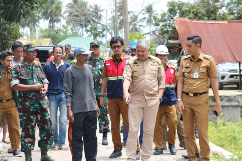 Bupati Pinrang didampingi beberapa kepala Dinas meninjau pengerjaan pembangunan fisik