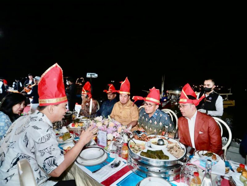 Wali Kota Makassar, Ir. Moh. Ramdhan Pomanto, Bersama Tamu Undangan Makassar International Eigth Festival and Forum 2022, di Anjungan Pantai Losari, Rabu 7 September 2022.