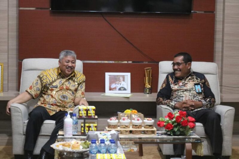 Bupati Pinrang Irwan Hamid menerima kunjungan kakanwil Kemenkumham Drs. Liberti Sitinjak, MM. M.SI Di ruang kerja Bupati