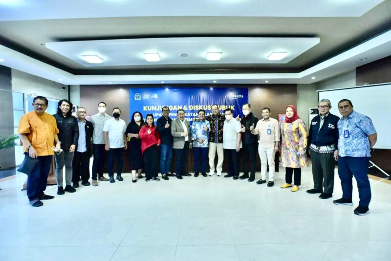 Direktur Utama (Dirut) Perumda Air Minum Kota Makassar, Beni Iskandar Beserta Jajaran Direksi, Menerima Kunjungan dari Wakil Ketua Komisi C DKI Jakarta Bersama Dirut PDAM DKI Jaya, di Aula Tirta Dharma, Kantor Pusat PDAM Kota Makassar, Kamis 8 September 2022.