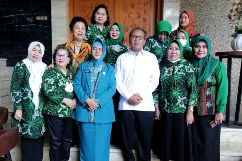 Wali Kota Makassar, Ir. Moh. Ramdhan Pomanto, Bersama Ketua TP PKK Kota Makassar, Indira Jusuf Ismail, Menerima Kunjungan Pengurus DPW Gerakan Wanita Sejahtera (GWS), di Kediaman Pribadinya, Jalan Amirullah, Jum'at 16 September 2022.