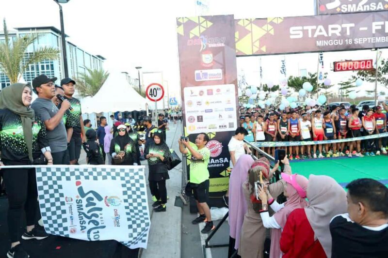 Wali Kota Makassar, Ir. Moh. Ramdhan Pomanto, Melepas Ribuan Peserta Sulsel SMANSA 10K, di Business Park Citraland City, Kawasan CPI, Kota Makassar, Minggu 18 September 2022.