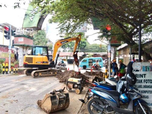 Perumda Air Minum Kota Makassar, Melakukan Pengerjaan Kebocoran Pipa, di Jalan Goa Ria Sudiang, Kota Makassar, Minggu 18 September 2022.