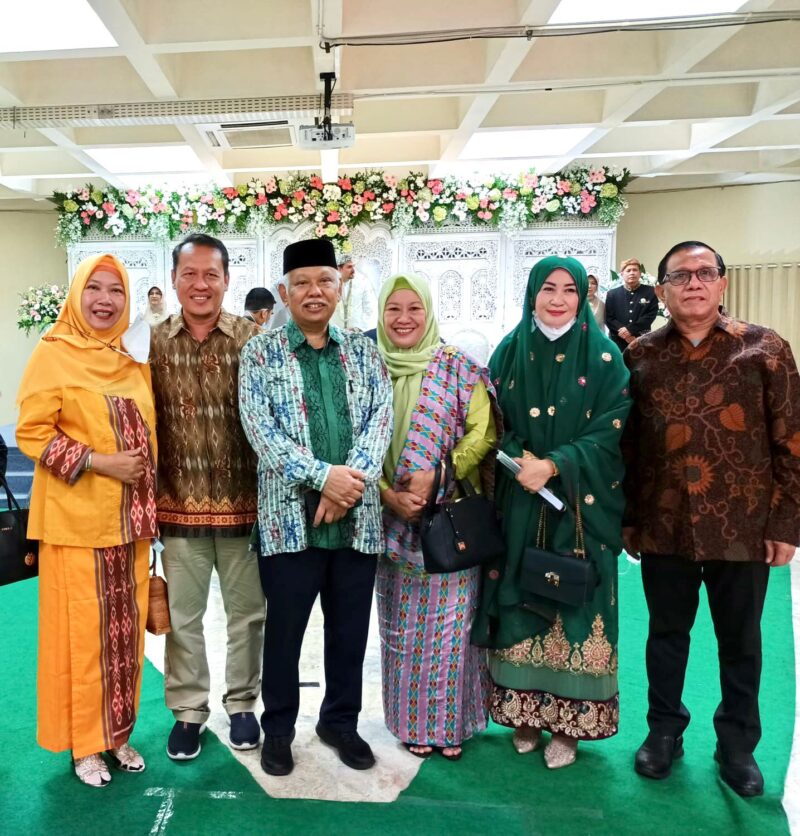Prof Azyumardi Azra dan istri, diapit Hendry Ch Bangun dan istri, serta Sapto Anggoro dan istri