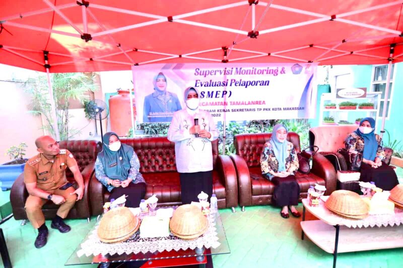 Ketua TP PKK Kota Makassar, Indira Jusuf Ismail, Melakukan Supervisi, Monitoring, Evaluasi dan Pelaporan (SMEP), di Kantor Kecamatan Tamalanrea, Senin 19 September 2022.