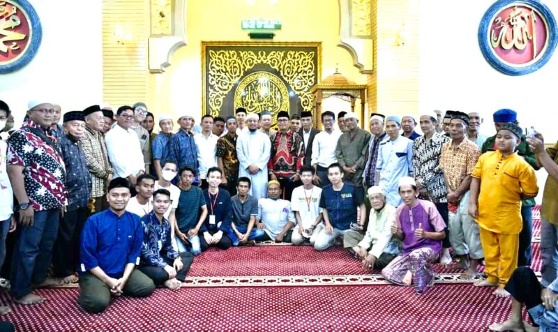 Gubernur Sulawesi Selatan, Andi Sudirman Sulaiman, Melaksanakan Shalat Ashar Berjamaah, Sekaligus Meresmikan Masjid Darul Falah, di Jalan Daeng Regee, Kota Makassar, Sabtu 24 September 2022.