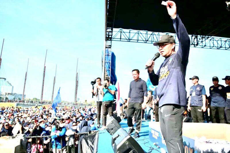 Wali Kota Makassar, Ir. Moh. Ramdhan Pomanto, Menghadiri Jalan Sehat Partai NasDem Sulsel, di Center Point of Indonesia (CPI) Kota Makassar, Minggu 25 September 2022.