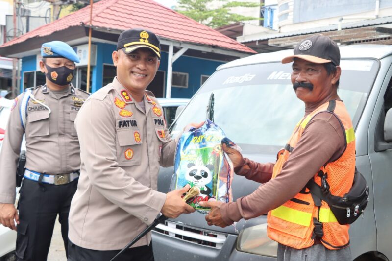 Kapolres Wajo AKBP Fatchur Rahman menyerhkan bantuan kepada Tukang Bemor, Tukang Parkir, Pedagang dan masyarakat lainnya yang terdampak kenaikan BBM.