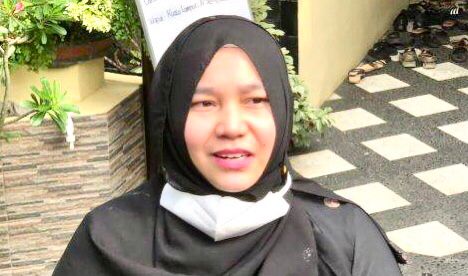 Keponakan almarhum Azyumardi Azra, Armia Putriana, saat ditemui di rumah duka di Perumahan Puri Laras 2, Blok C 23, Cireundeu, Ciputat Timur, Tangerang Selatan, Ia menyatakan bahwa karena Azyumardi Arda positif pihak rumah sakit di Malayasia melarang jenazah dibawa ke tanah air. Namun pihak keluarga bersama Pemerintah Indonesia berupaya agar jenazah dapat dibawa ke tanah air.