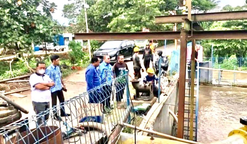 Direktur Teknik Perumda Air Minum Kota Makassar, Asdar Ali, Bersama dengan Dewan Pengawas, Meninjau Secara Langsung Pemeliharaan di IPA III Antang, Kamis 15 September 2022.