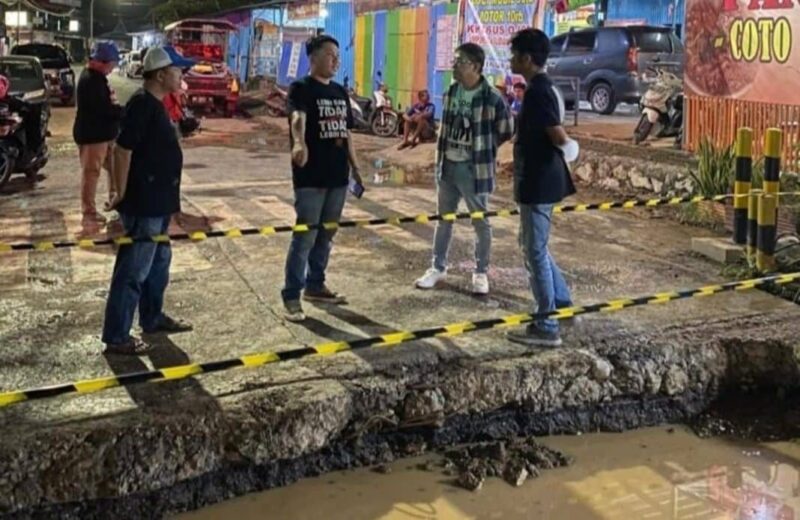 Direktur Utama (Dirut) Perumda Air Minum Kota Makassar, Beni Iskandar, SH, Turun Langsung Memantau Pekerjaan Pipa Bocor, di Jalan Goa Ria Sudiang, Minggu 18 September 2022.