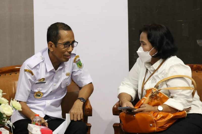 Kadis Kominfo sandi Pinrang berbincang bersama kadis kesehatan Pinrang usai Sosialisasi Penerapan sistem informasi Rumah sakit