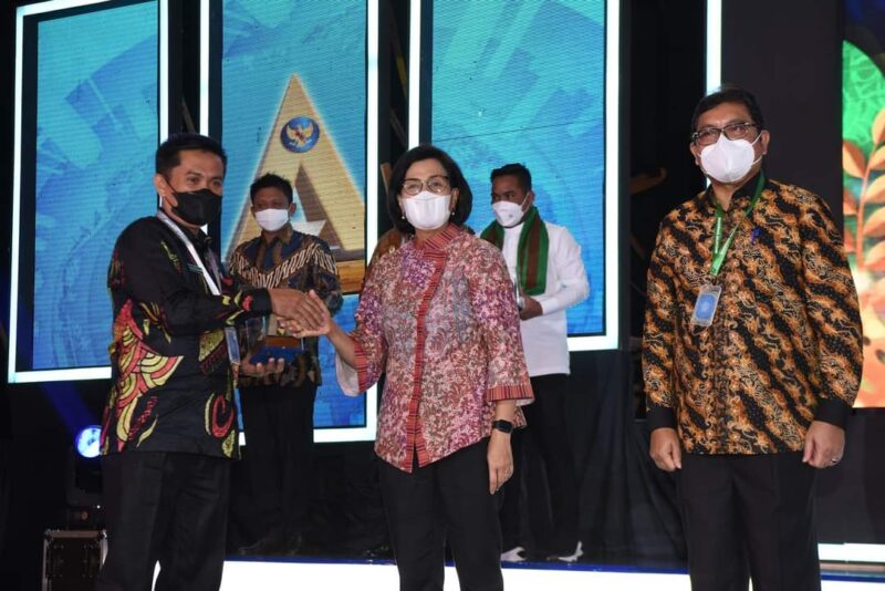 Menteri Keuangan serahkan penghargaan kepada kepala Badan Pengelolaan Keuangan dan Pendapatan Daerah Agurhan Majid mewakili Bupati Pinrang yang sementara Umrah