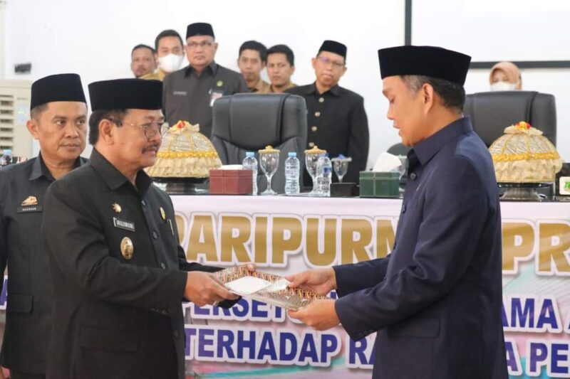 Wakil Bupati Pinrang menyerahkan ranperda Perubahan APBD tahun anggaran 2022, kepada Ketua DPRD Pinrang H. Muhtadin