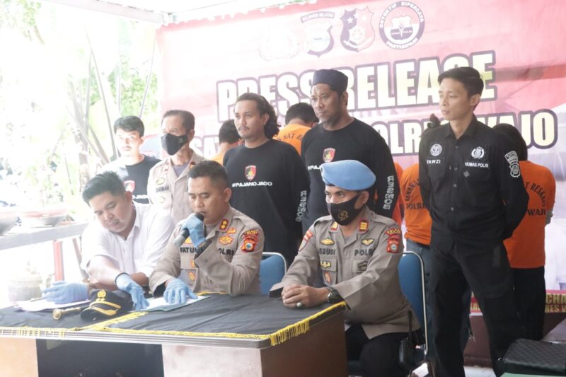 Kapolres Wajo, AKBP Fachtur Rahman didampingi Kasat Reskrim Polres Wajo AKP Teodorus lcheal Setiawan  saat menggelar Press Release terkait dengan pengungkapan kasus Curanmor, di Mapolres Wajo Senin, 12/09/2022.