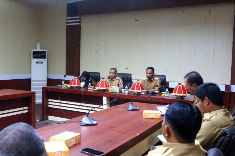 Bupati Wajo, Amran Mahmud didampingi Wakil Bupati, Amran dan Sekretaris Daerah Kabupaten Wajo, Armayani memimpin Rapat Koordinasi bersama jajaran OPD, Staf Ahli Bupati dan Asisten Sekda lingkup pemerintah Kabupaten Wajo, Senin (19/9/2022) di ruang Rapat Pimpinan Kantor Bupati Wajo