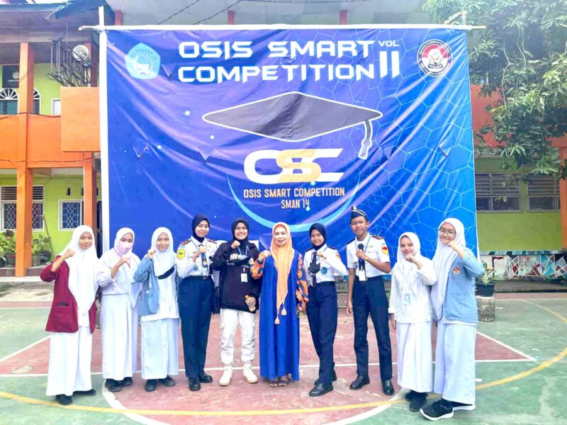 Kepala UPT SMAN 14 Makassar, Dra. Hj. Nurhidayah Masri, Bersama dengan Peserta Osis Smart Competition (OSC) II, Jum'at 23 September 2022.