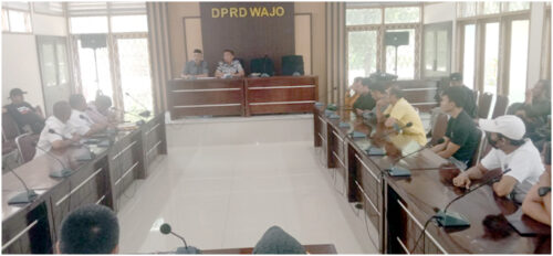 Anggota DPRD Wajo H. Ambo Mappasessu dan Andi Bakti Werang menerima aspirasi Puluhan warga dari Perumahan Alam Raya Jalan Bhayangkara Timur Kelurahan Pattirosompe Kecamatan Tempe, Rabu 26 Oktober 2022.