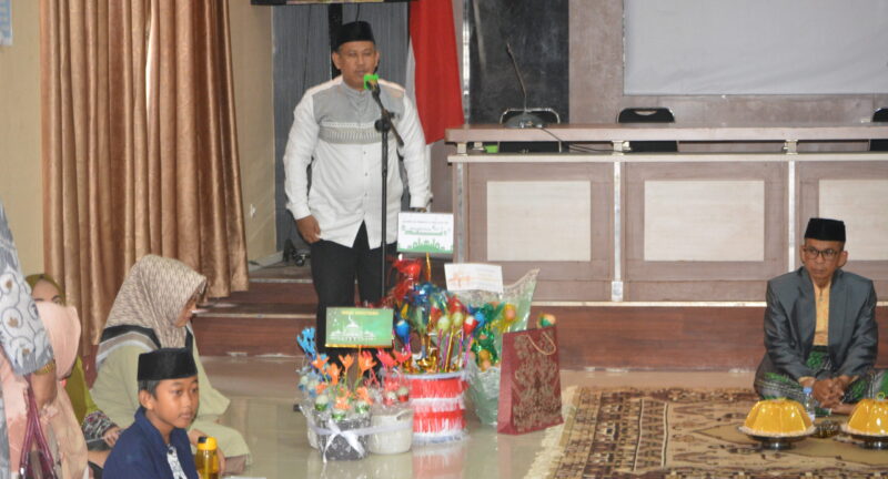 Inspektur Daerah Kab. Wajo Saktiar, S.Sos, M.Si memberikan sambutan pada peringatan Maulid Nabi Muhammad SAW di Aula Kantor Inspektorat daeah Wajo Jumat, 21/10/2022