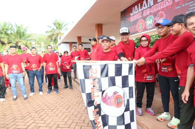 Ketua Pengurus Wilayah IKA Unhas Sulsel, Ir. Moh. Ramdhan Pomanto, Melepas Peserta Jalan Sehat IKA Unhas Gowa, di Lapangan Syekh Yusuf Sungguminasa, Sabtu 29 Oktober 2022.