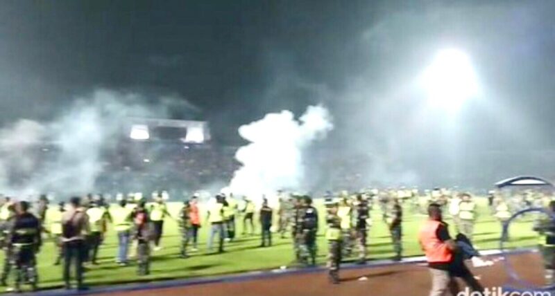 Aparat lepaskan gas air mata kearah sporter di stadion