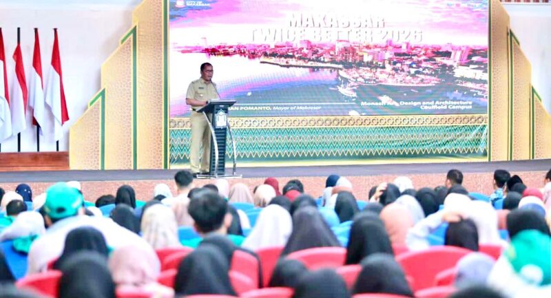 Wali Kota Makassar, Ir. Moh. Ramdhan Pomanto, Bersama Kadispora Kota Makassar, Andi Pattiware, Melepas Peserta Makassar Half Marathon, Minggu 2 Oktober 2022.