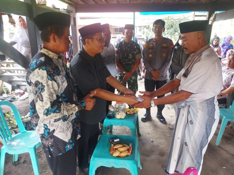 Keluarga korban menerima bantuan dari Bupati Pinrang melalui Staf Ahli Bidang Pemerintahan Fakhrullah HM, S.STP, M.Si