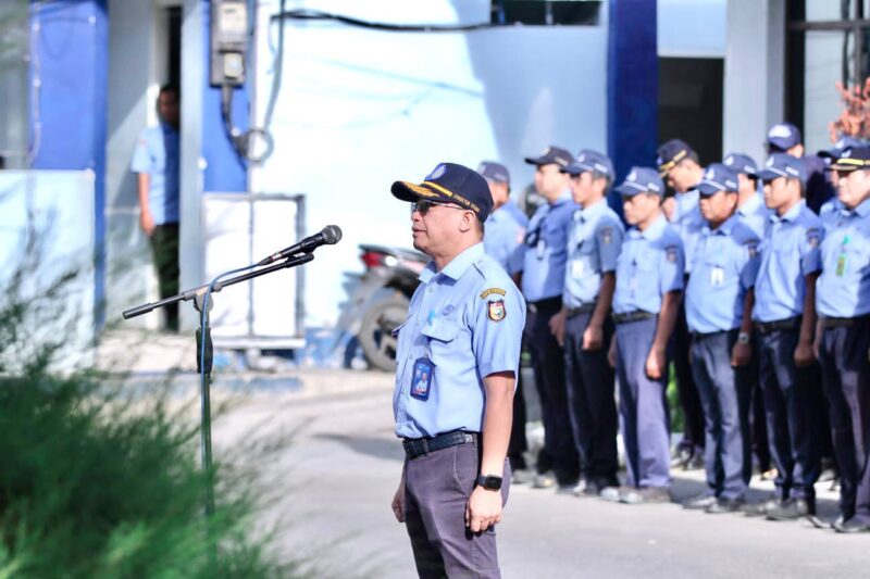 Direktur Utama (Dirut) Perumda Air Minum Kota Makassar, Beni Iskandar, SH, Memimpin Apel, Senin 3 Oktober 2022.