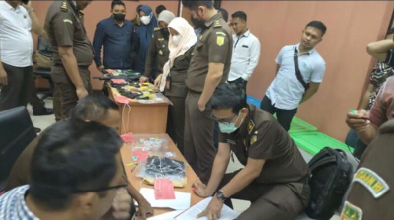 Dicek Jaksa barang bukti kasis Sambu Dkk yang dikemas enam  boks plastik kontainer
