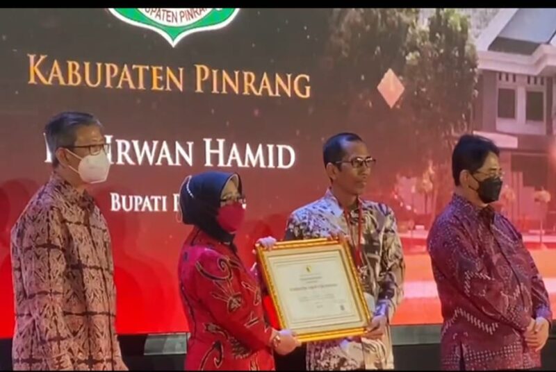 Plt. BKPSDM Pinrang A.Matjtja menerima penghargaan dari komisi Aparatur Sipil Negara