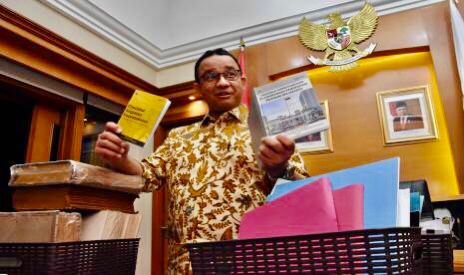 Gubernur DKI Jakarta Anies Baswedan mengemas  beberapa buku di ruang kerjanya, Usai bertugas sebagai Gubernur DKI Jakarta pada Minggu 16 Oktober 2022.