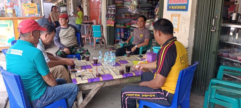 Kapolsek Urban Pitumpanua Polres Wajo Kompol Andi Rahmat berbincan-bincan dengan toko masyarakat di komples pasar sentral Siwa